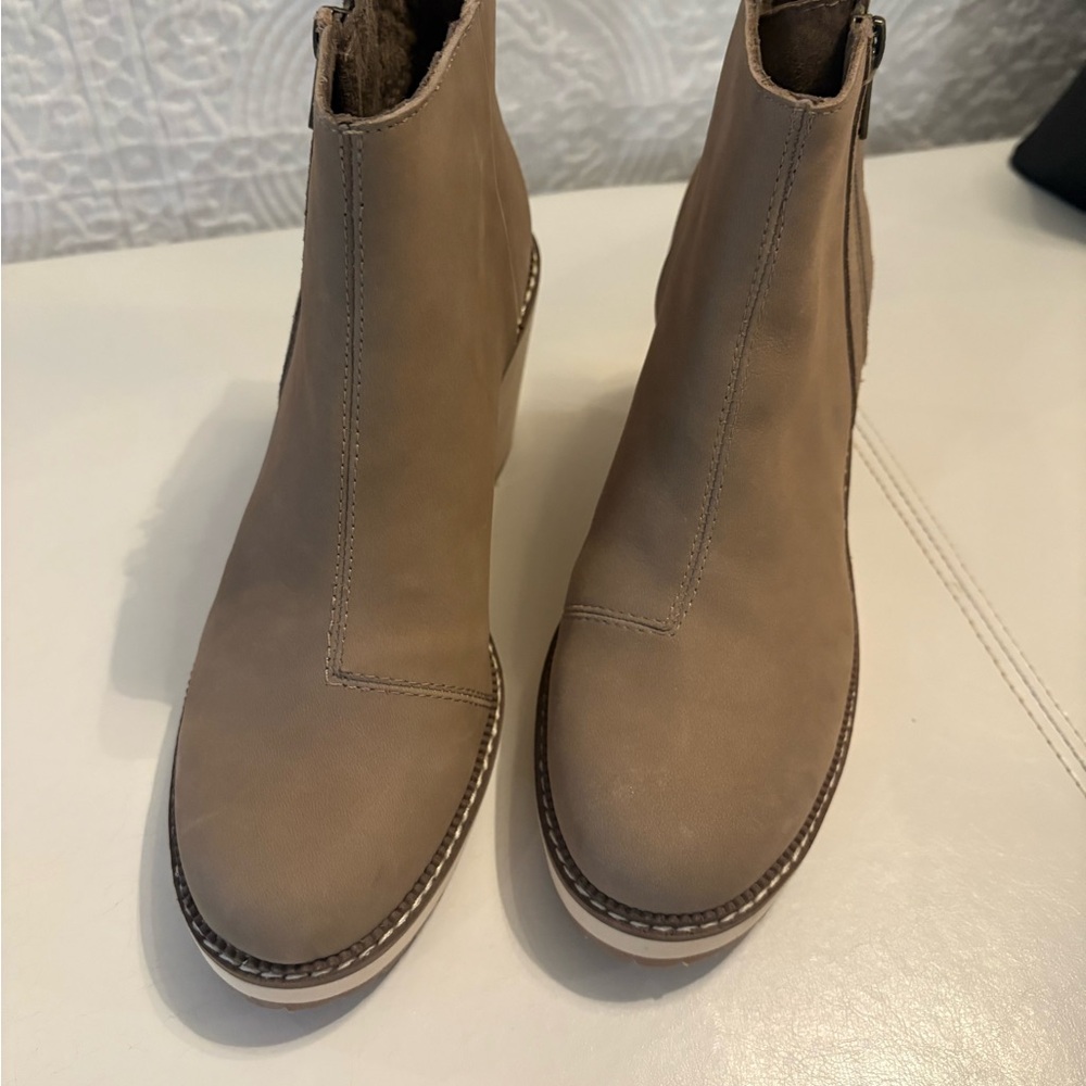 Tom’s Women's Tan Ankle wedge Boots new sz7.5